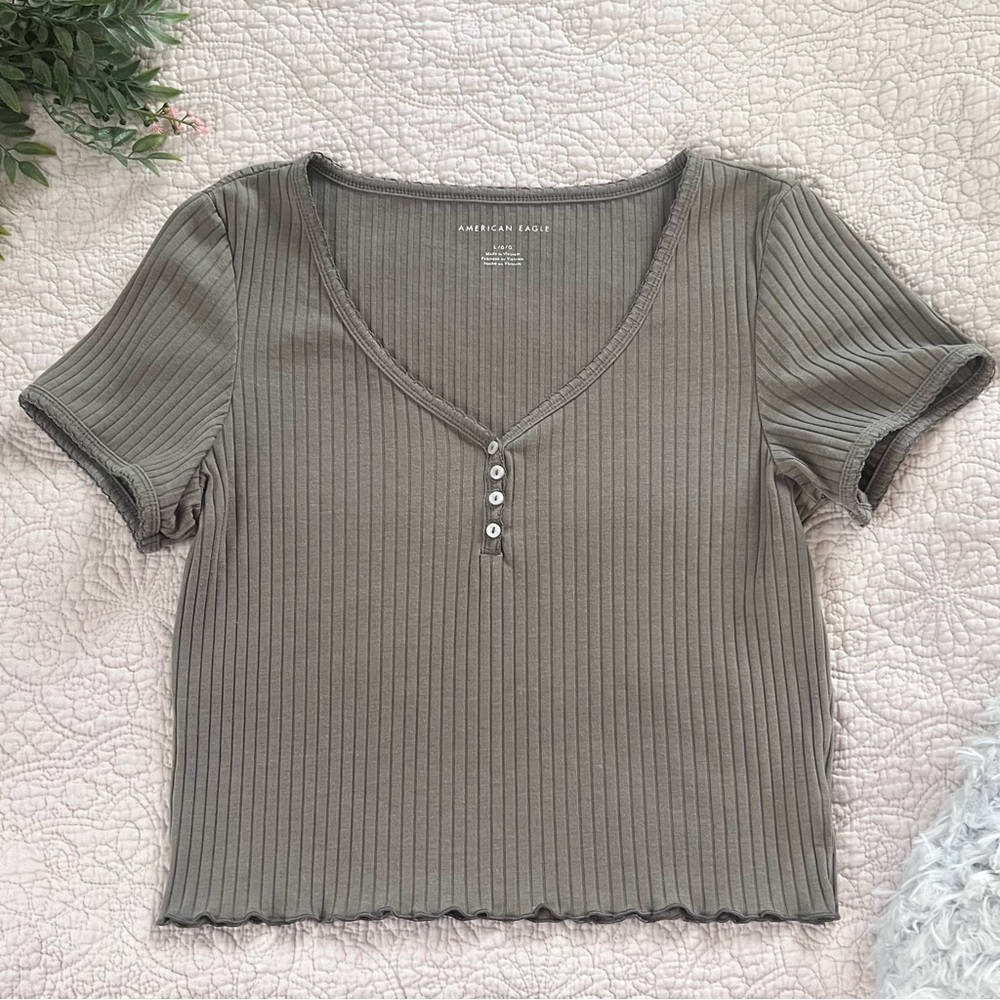 American Eagle: Women’s Henley Cropped Baby Tee Size Large